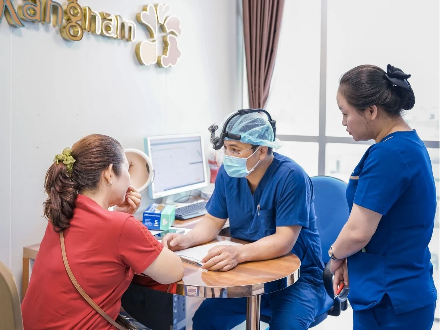 khách hàng lăng nghe tư vấn của bác sĩ trong lần đầu tiên làm mũi, bác sĩ tư vấn phương pháp phù hợp dựa theo cơ địa và nhu cầu