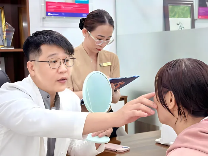 Bác sĩ Minhoo đang tận tình tư vấn cho khách hàng về dáng mũi phù hợp với gương mặt và phong cách của khách