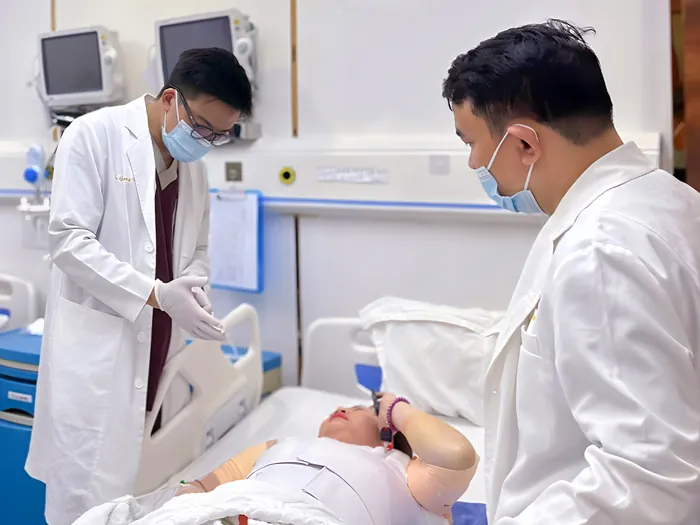 Khách hàng được bác theo dõi sức khỏe sau khi hút mỡ