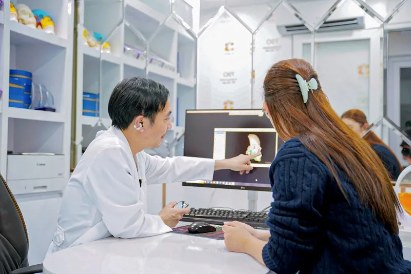 Thiết bị máy móc hiện đại giúp bác sĩ thao tác chính xác đến từng milimet.