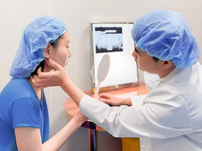Bác sĩ chuyên khoa tại Kangnam thực hiện thăm khám, đánh giá tình trạng mặt vuông cho khách hàng.