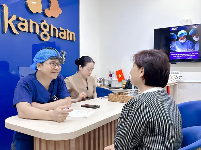 Bác sĩ Felix Trần thăm khám và tư vấn cho khách hàng