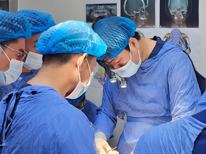 Quá trình phẫu thuật có ekip bác sĩ gây mê và bác sĩ phẫu thuật