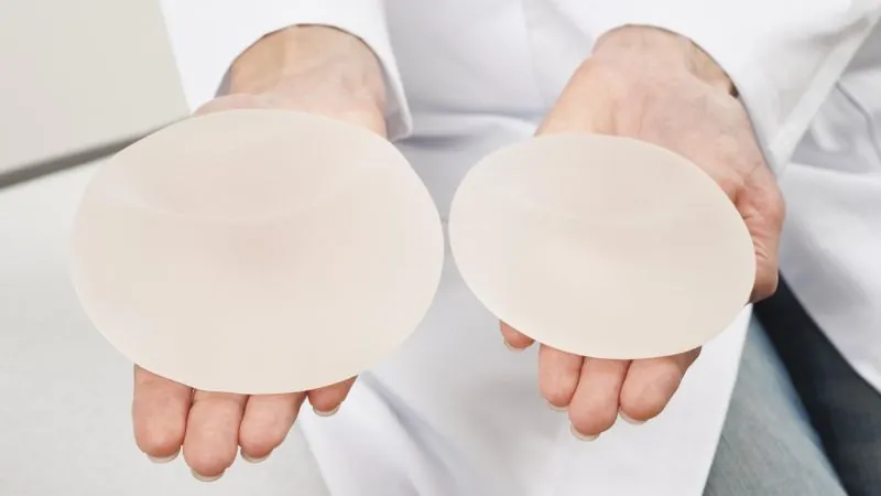 Lựa chọn kích thước túi ngực không phù hợp gây mất cân đối