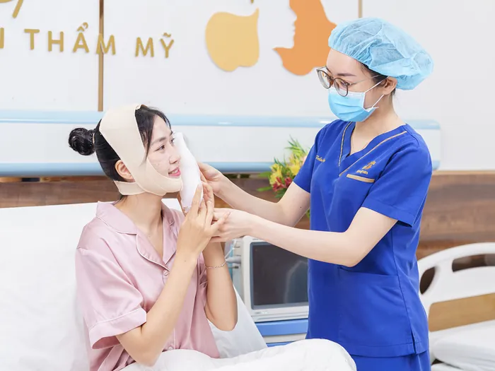 Thao tác chườm lạnh cần nhẹ nhàng, tránh áp lực quá mạnh lên vùng xương mới gọt.