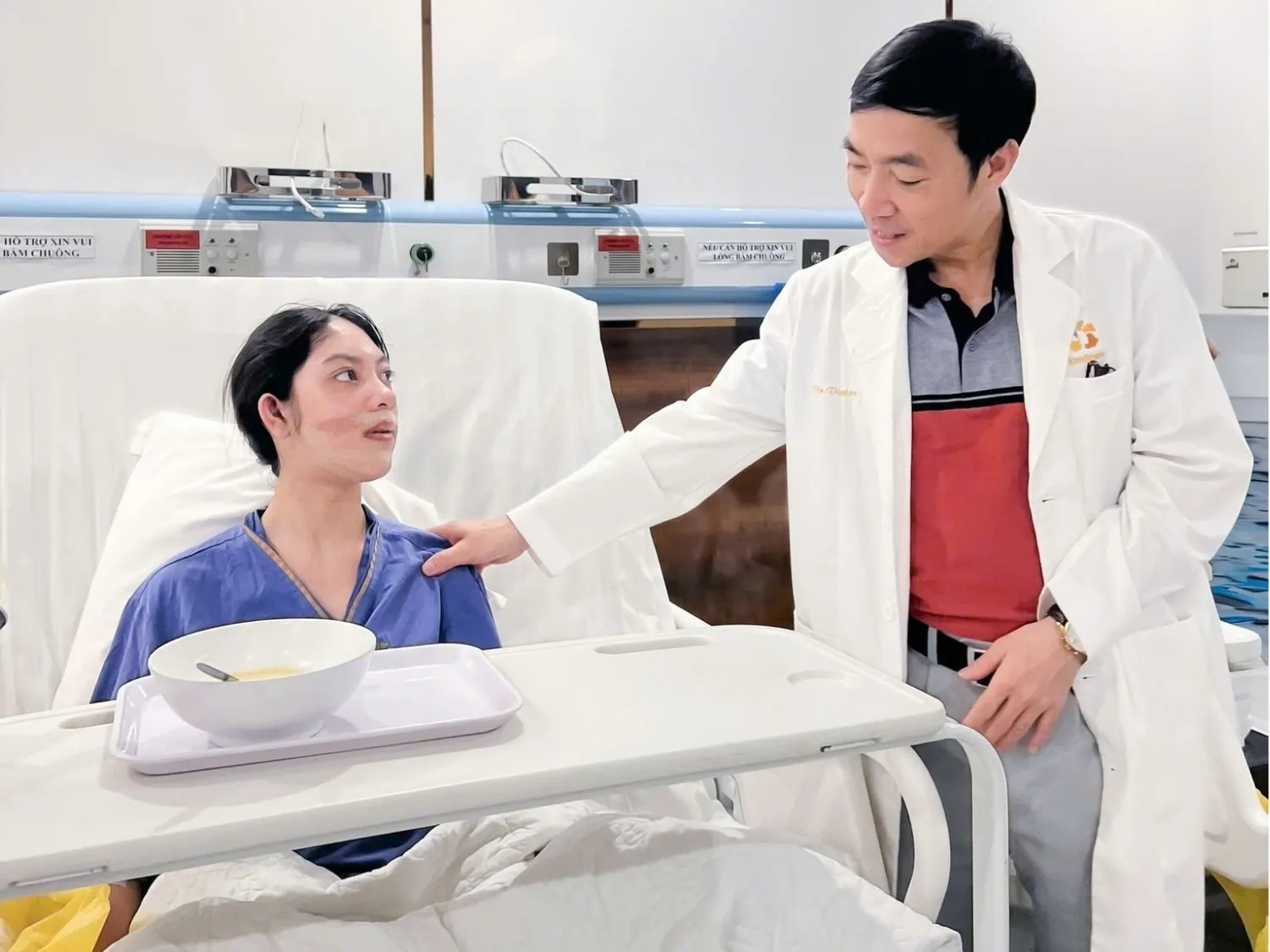 khách nằm viện kangnam theo dõi sau phẫu thuật hàm