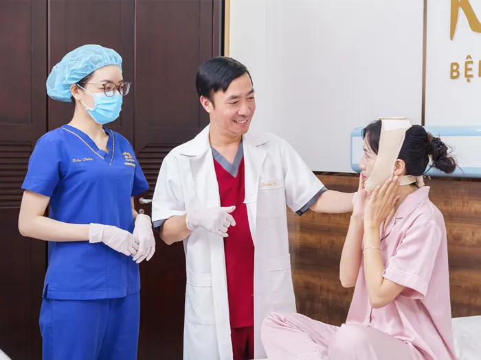 khách được chăm sóc hậu phẫu sau gọt hàm