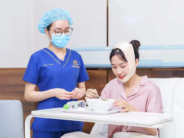 khách hàng dùng thức ăn mềm sau gọt hàm