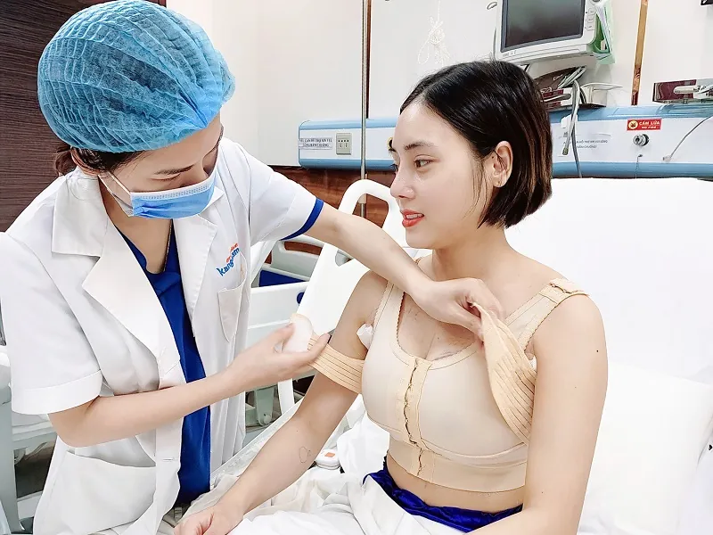 Hướng dẫn mặc áo định hình đúng cách sau nâng ngực để cố định túi độn và ngăn ngừa lệch form.