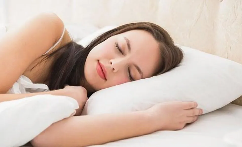 Nằm nghiêng tạo lực ép không đối xứng dễ gây vi di lệch xương gò má.