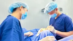 Nâng mũi có nguy hiểm không? 4 rủi ro biến chứng và Tiêu chuẩn an toàn y khoa