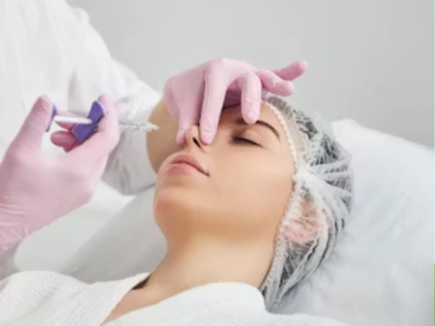 bác sĩ đang tiêm filler nâng mũi, sử dụng chất làm đầy tạo hình sống mũi cao hơn hoặc điều chỉnh các điểm lõm nhẹ