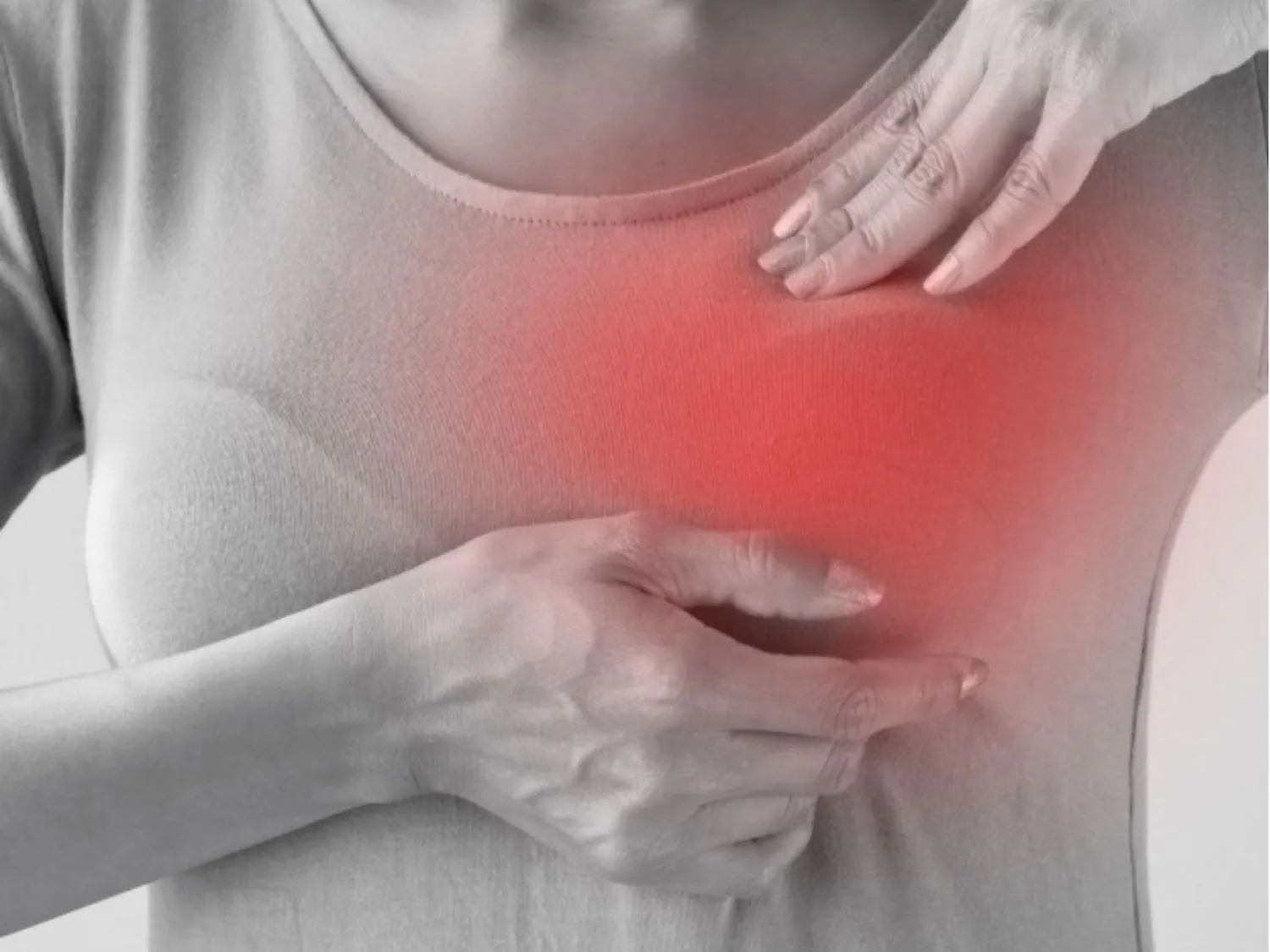 ngực cứng, có các cục cứng và đau sau nâng là bất thường