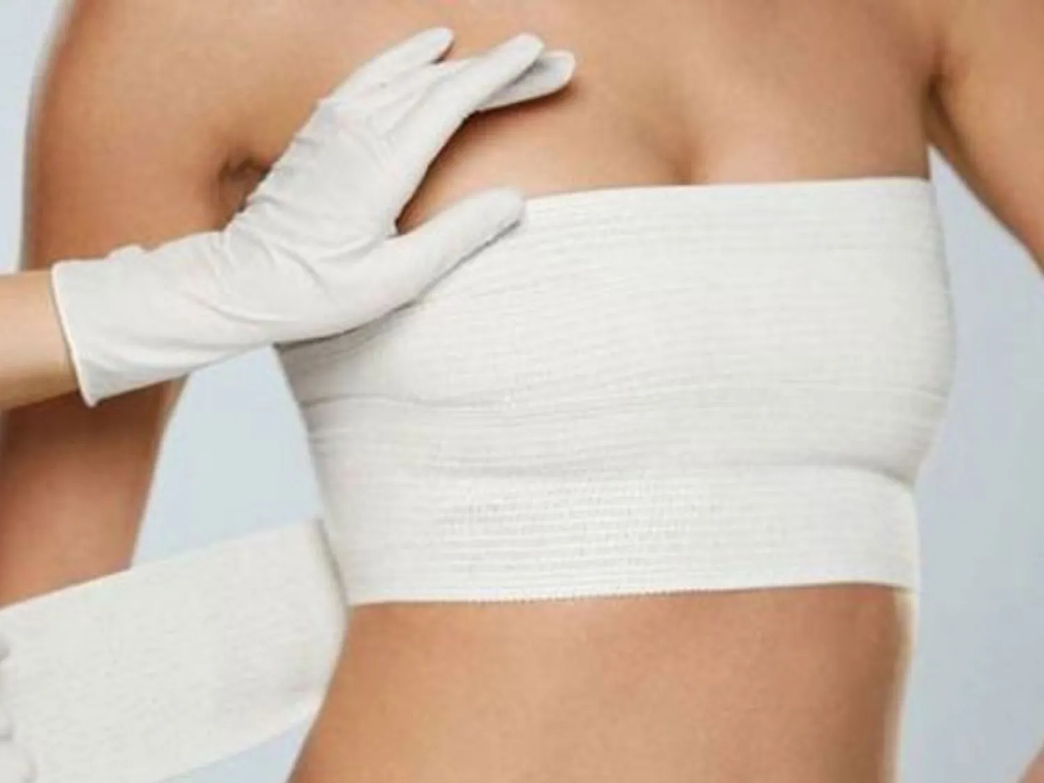 sau nâng ngực cần dùng băng ép ngay để cố định túi độn