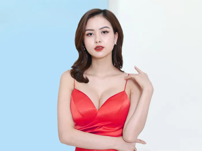 khách hàng nâng ngực đặt túi dưới cơ có bầu ngực tự nhiên