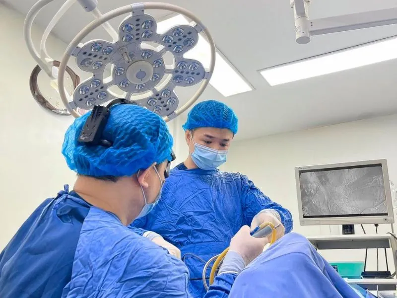  Hệ thống màn hình nội soi 4K hiện đại giúp bác sĩ quan sát chi tiết khoang ngực trong quá trình đặt túi.