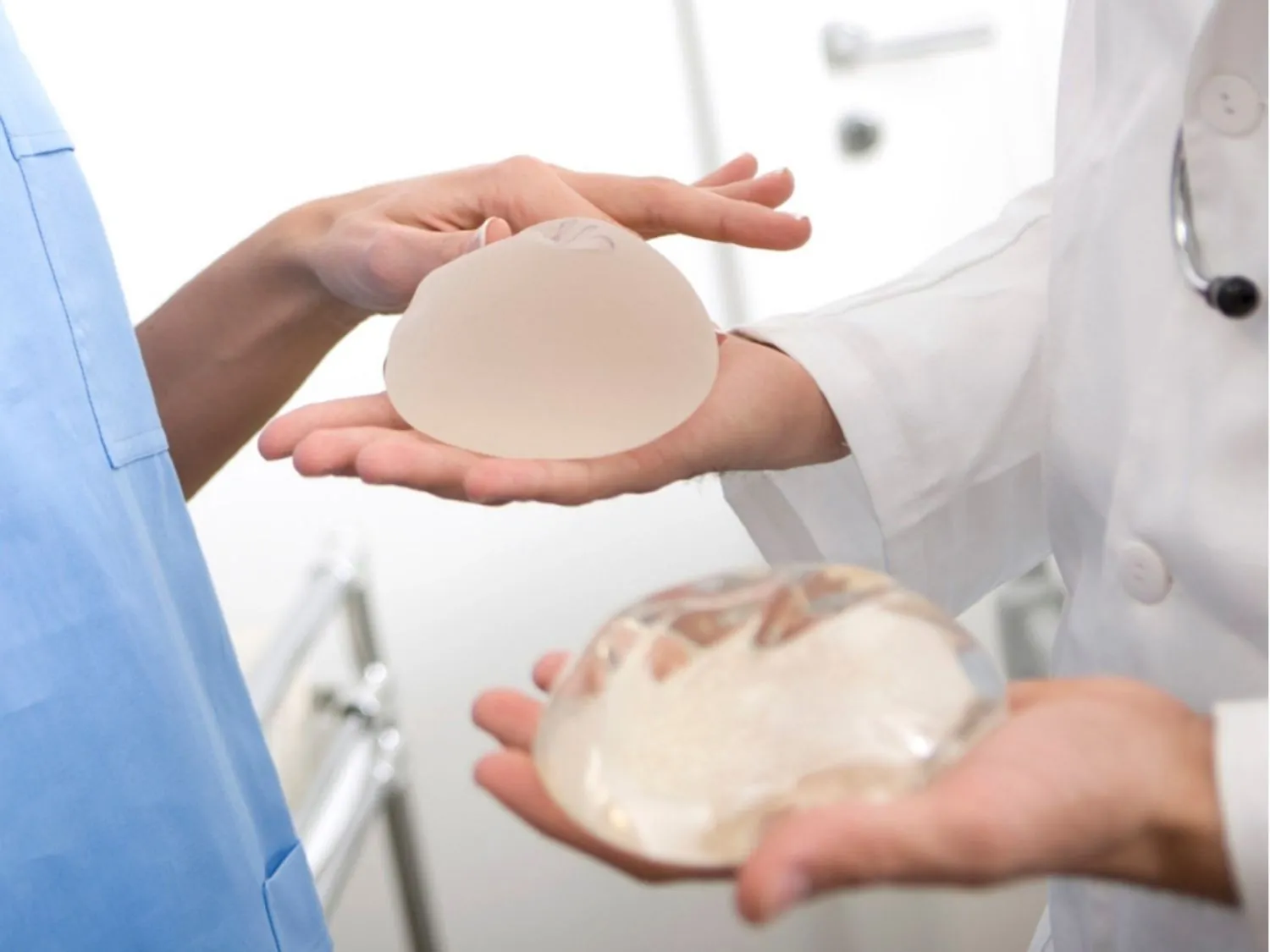 sai lầm của nhiều khách hàng là tham kích thước túi ngực quá lớn so với vóc dáng và cơ địa