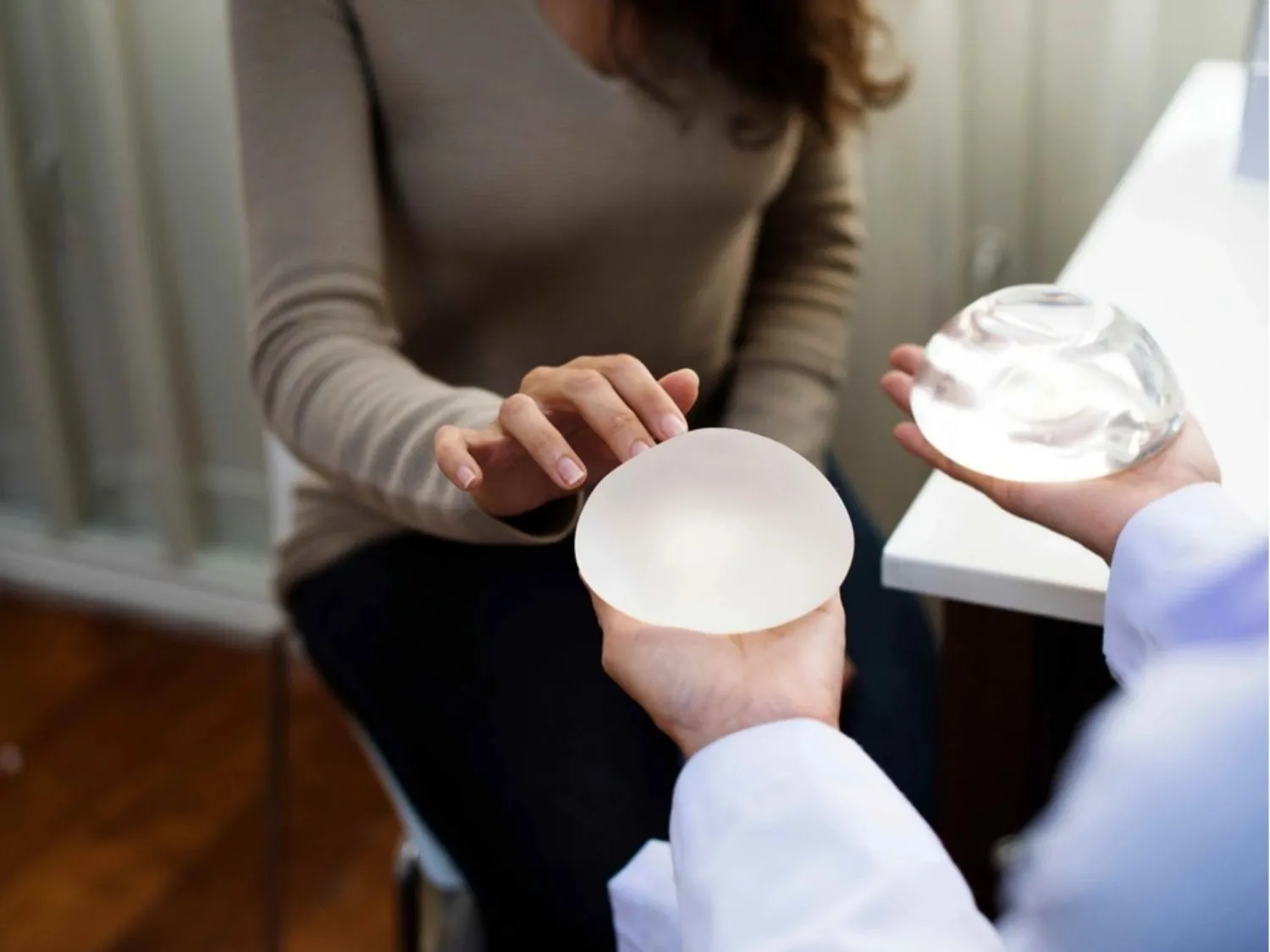khách hàng đang được bác sĩ tư vấn chọn túi ngực phù hợp