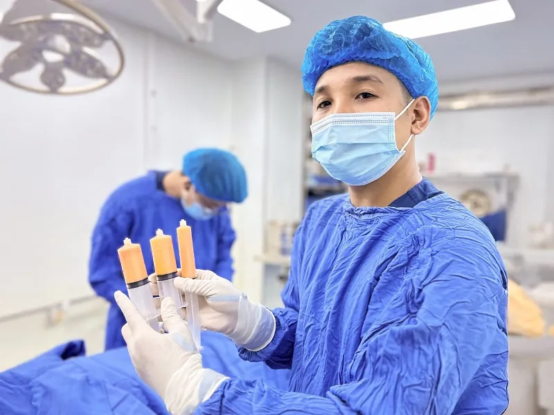 Bác sĩ cần chiết tách mỡ thừa để chọn tế bào khỏe mạnh cấy vào ngực