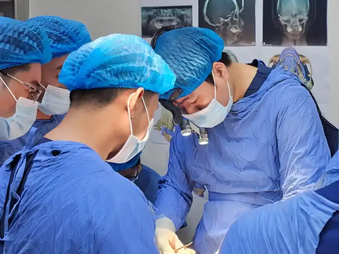 bác sĩ gọt hàm trong phòng vô trùng tại Kangnam