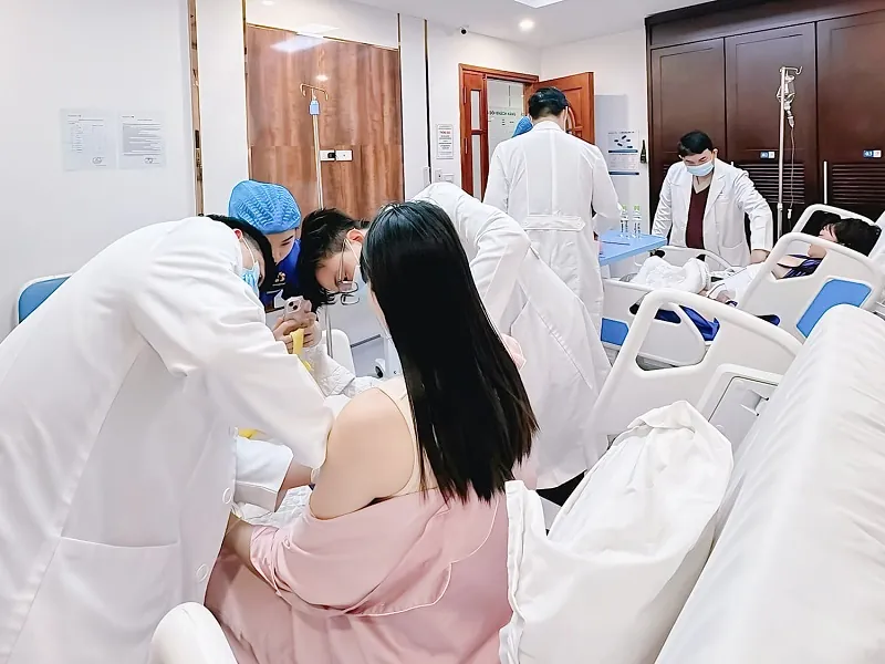 Bác sĩ thăm khám lại cho khách hàng sau nâng ngực để kiểm tra bất thường