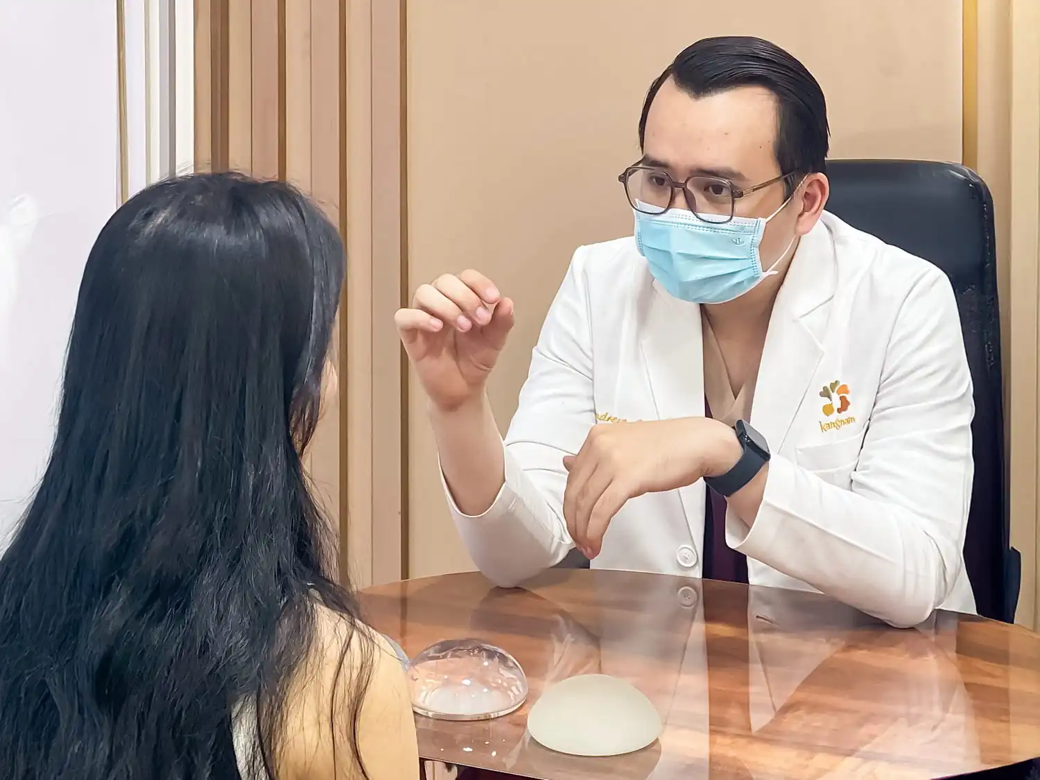 bác sĩ kangnam tư vấn size túi ngực cho khách hàng