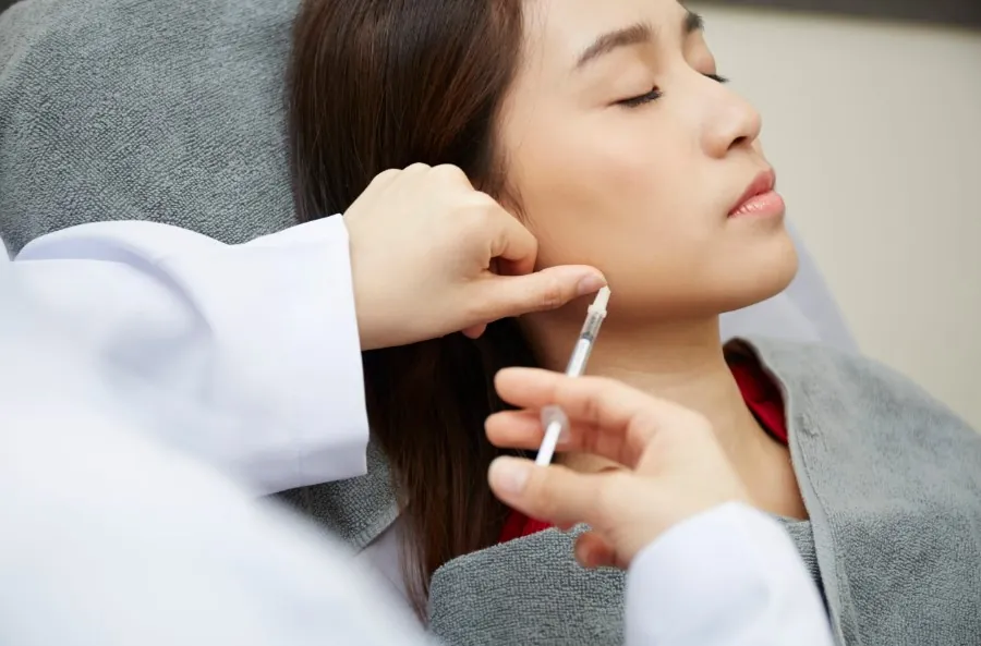 Quy trình tiêm Botox hàm diễn ra nhanh chóng, tác động trực tiếp vào nhóm cơ cắn phát triển quá mức.