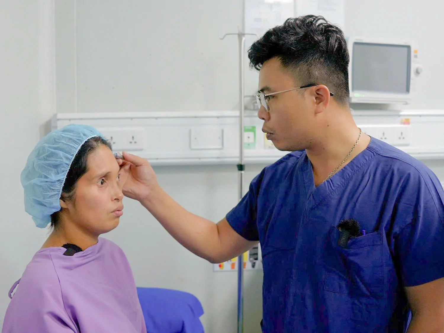 Dr Mark Nguyễn đánh dấu vị trí cần can thiệp trên khuôn mặt của Lê Thị Yến trong lần phẫu thuật thứ 1