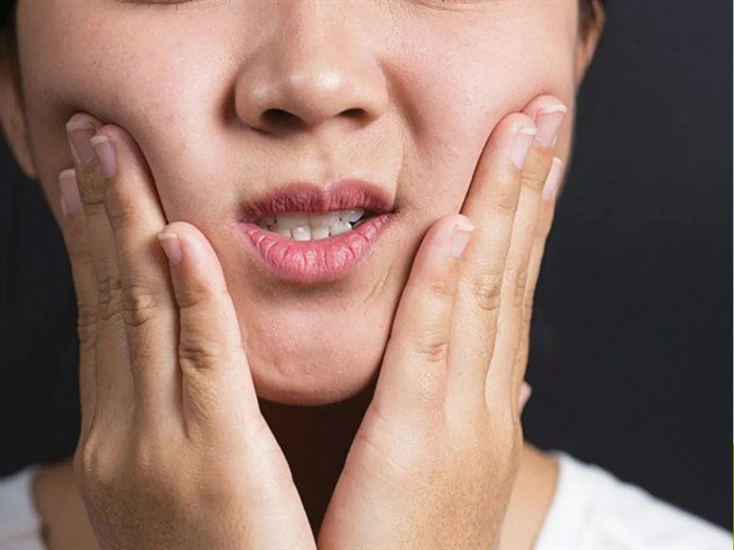 mặt lệch do quá trinh gọt hàm tác động không chính xác