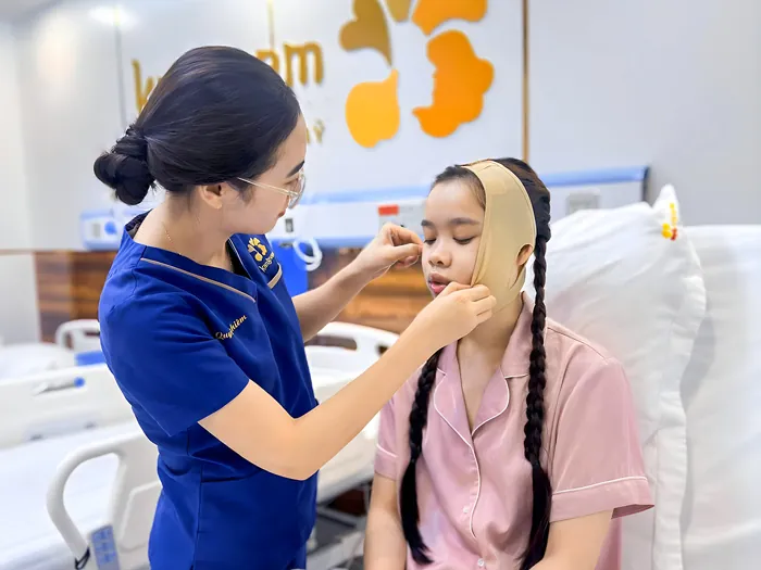 khách hàng sau phẫu thuật hàm được điều dưỡng chăm sóc tỉ mỉ, cơn đau xuất hiện nhiều trong vài ngày đầu