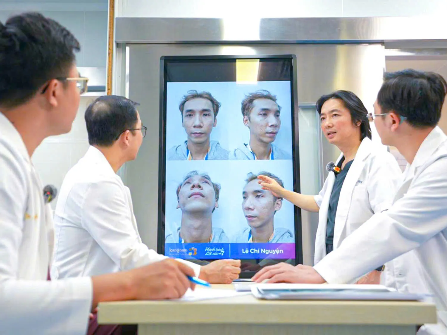 Đội ngũ chuyên gia Bệnh viện Thẩm mỹ Kangnam hội chẩn và thiết kế phác đồ "lột xác" riêng biệt cho Chí Nguyện.