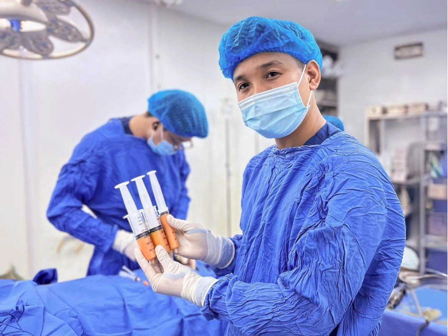 bác sĩ lấy mỡ tự thân và chuẩn bị cấy vào cơ thể cho khách hàng