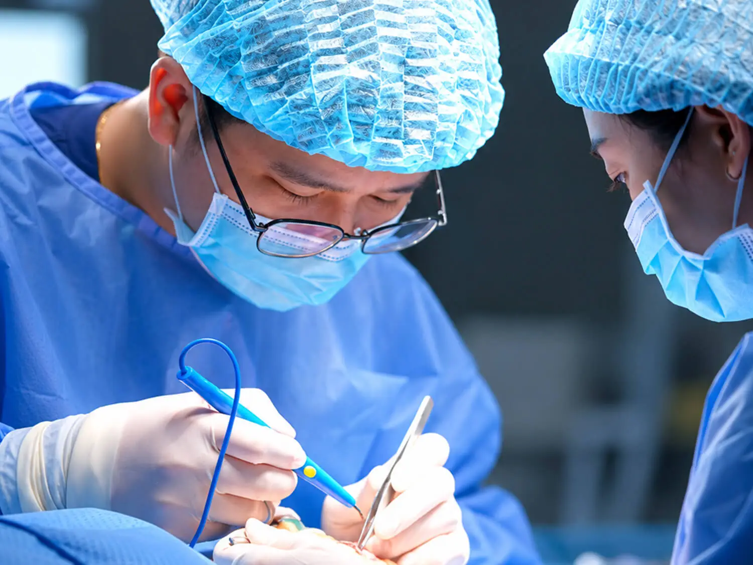 Bác sĩ thực hiện chỉnh hình sụp mí, loại bỏ da thừa và cấy mỡ mặt cho chị Mai