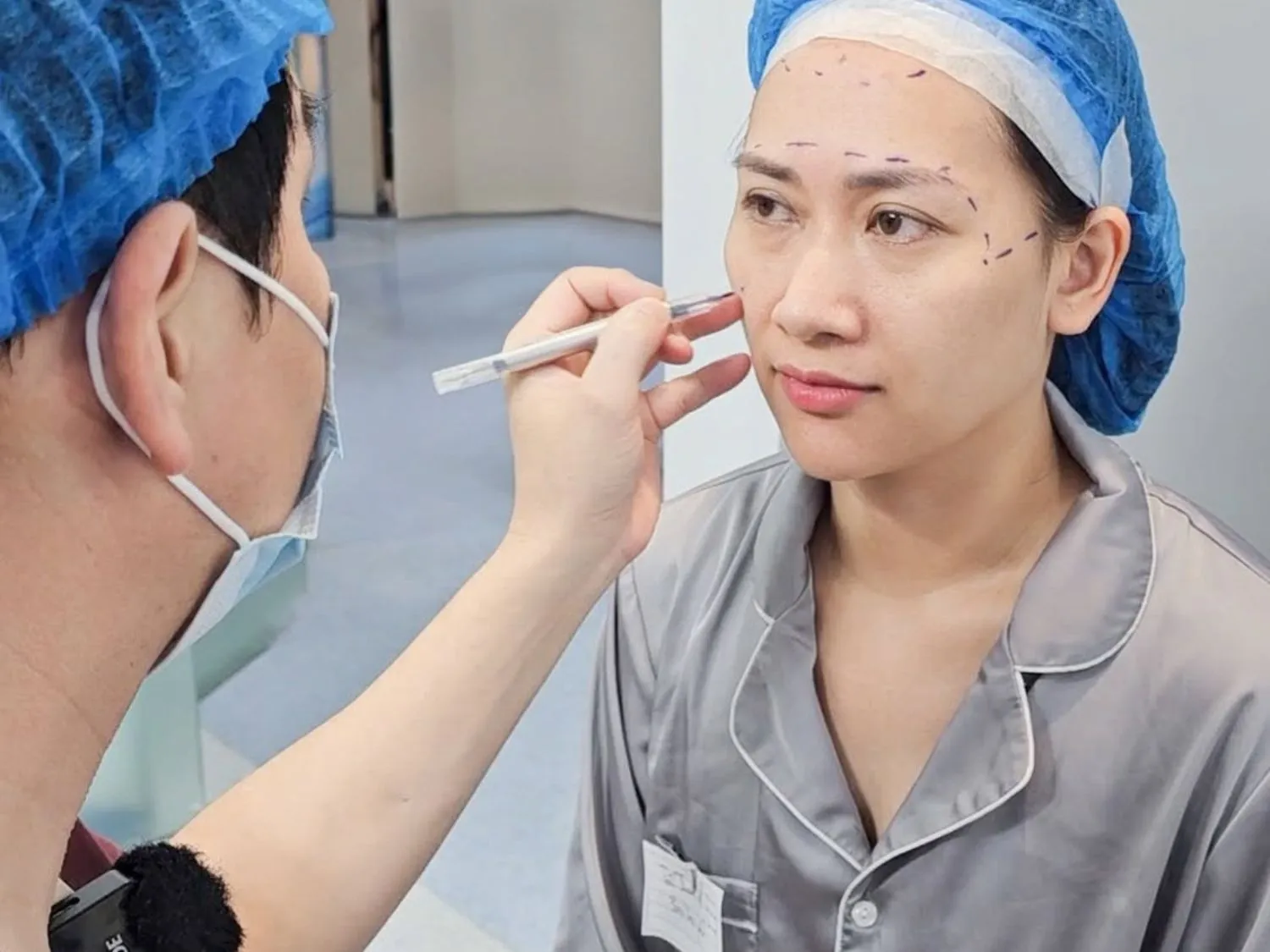 Chị Trà được bác sĩ thăm khám, đánh giá vị trí cần cấy mỡ