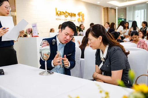 Thạc sĩ, Bác sĩ Nguyễn Đức Quỳnh - Phó khoa Thẩm mỹ Hàn Quốc, BVTM Kangnam Hà Nội tư vấn cho khách hàng tại sự kiện