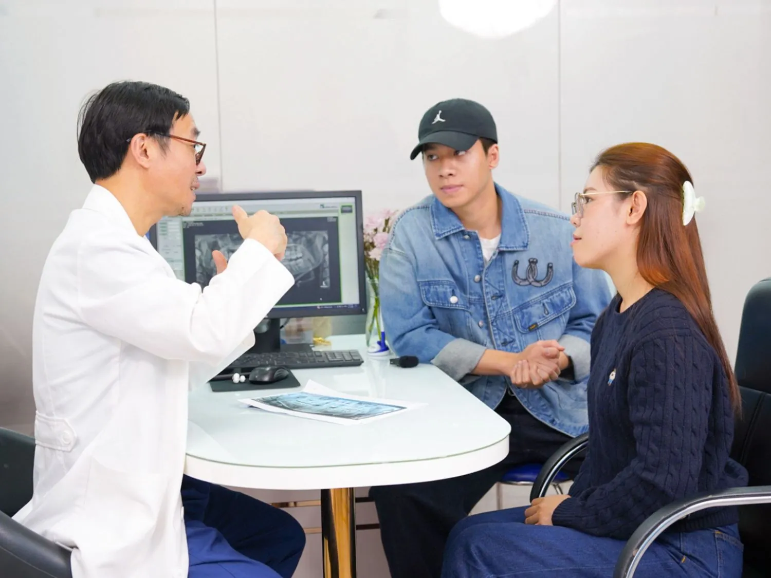 Bác sĩ Vũ Hữu Chỉnh thăm khám và tư vấn cho Phương Anh