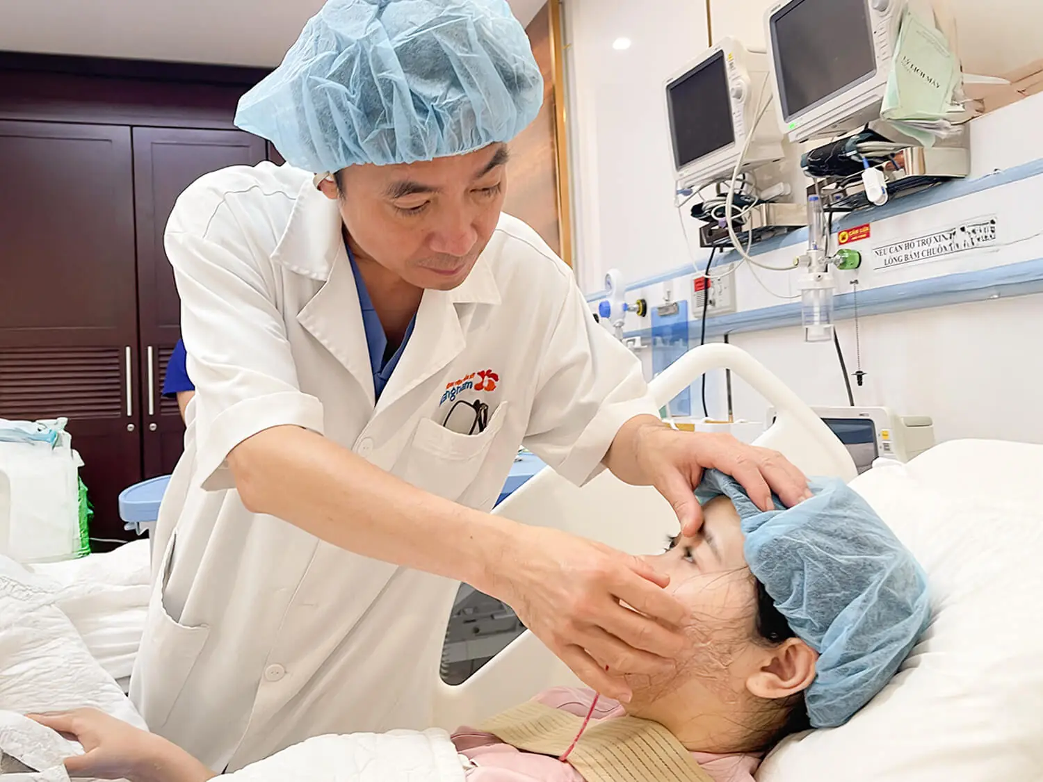 Sau phẫu thuật Linh được các bác sĩ chăm sóc và theo dõi tại phòng hậu phẫu của Bệnh viện Thẩm mỹ Kangnam Hà Nội