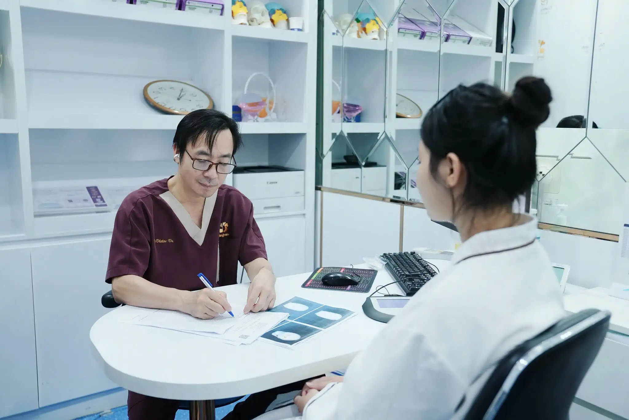 bác sĩ chỉnh thăm khám kỹ cho khách hàng nhằm lên kế hoạch phẫu thuật hoàn chỉnh