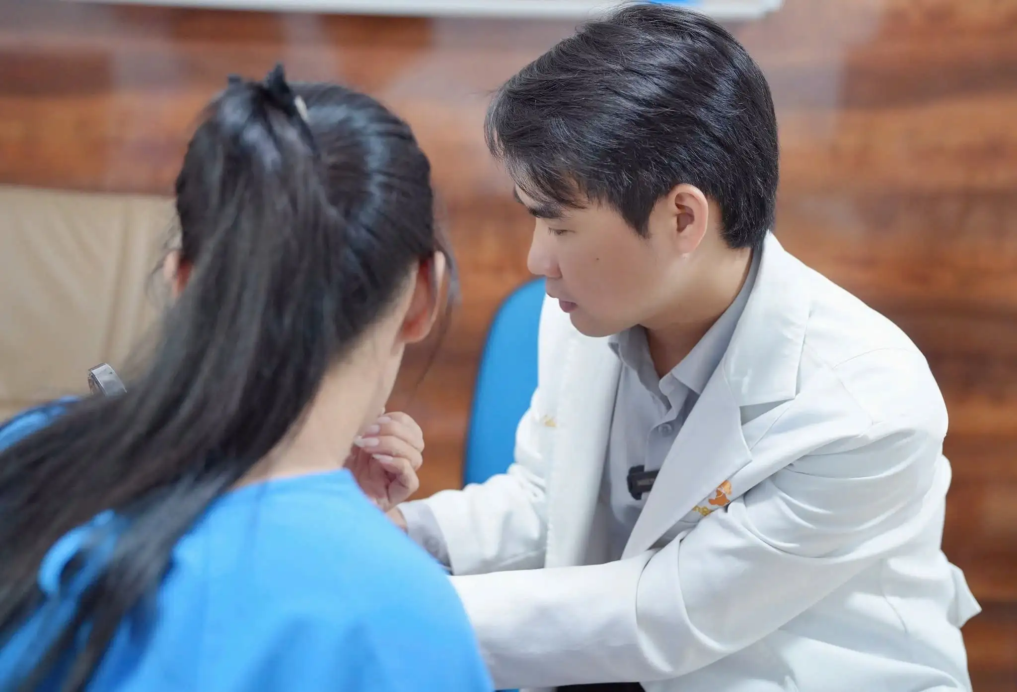 bác sĩ Hảo thăm khám cho khách hàng có nhu cầu chỉnh hàm mặt