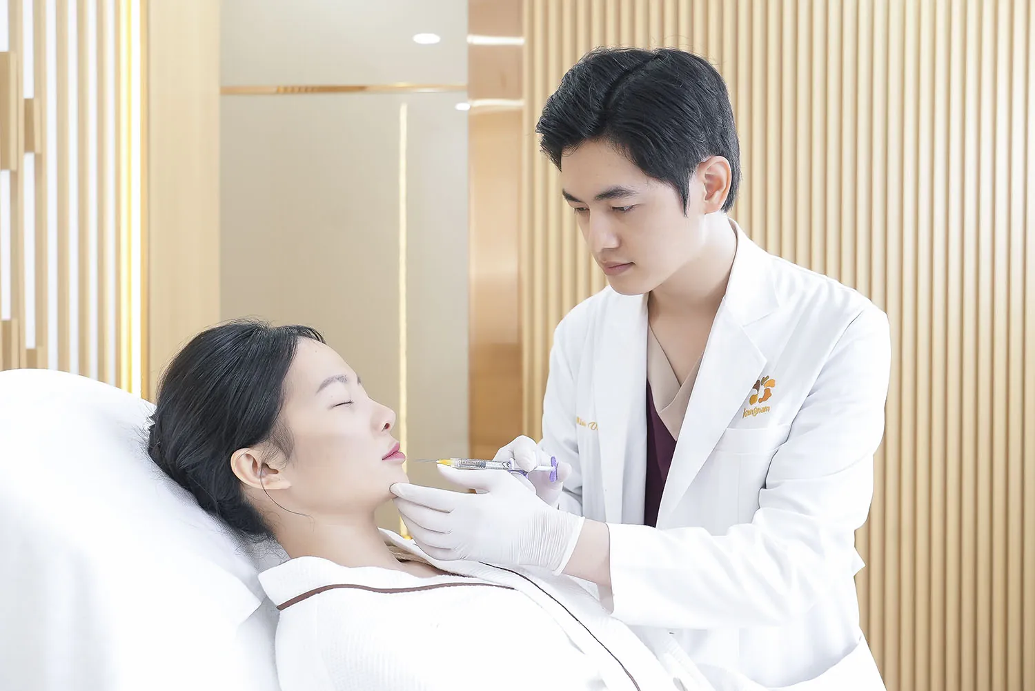 Bác sĩ Vương tiêm filler cho khách hàng, quy trình an toàn, vô khuẩn