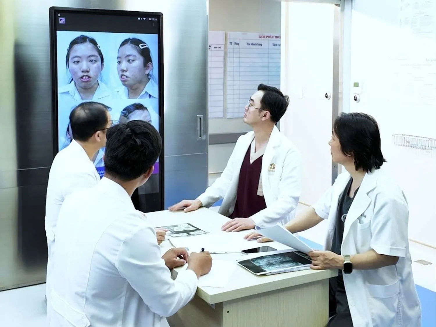 Các bác sĩ Bệnh viện thẩm mỹ Kangnam dành nhiều ngày hội chẩn cho Kim Ngân