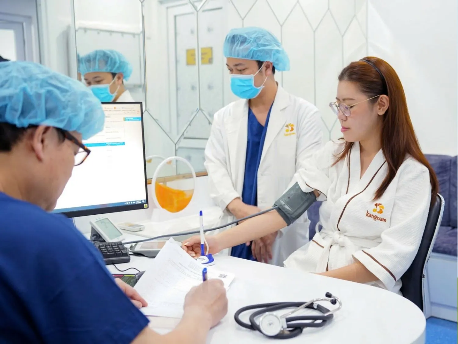 Xét nghiệm tổng quát & Hội chẩn đa chuyên khoa cho khách hàng trước khi phẫu thuật