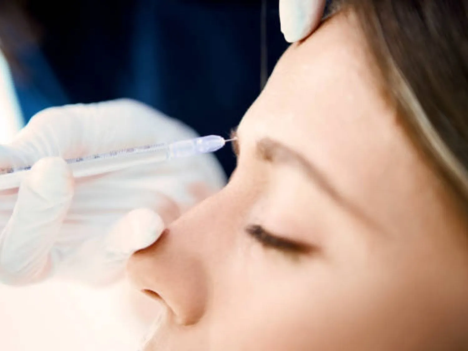 Tiêm botox sử dụng Botulinum Toxin Type A đã qua tinh chế tiêm vào vùng da nhăn cho khách hàng
