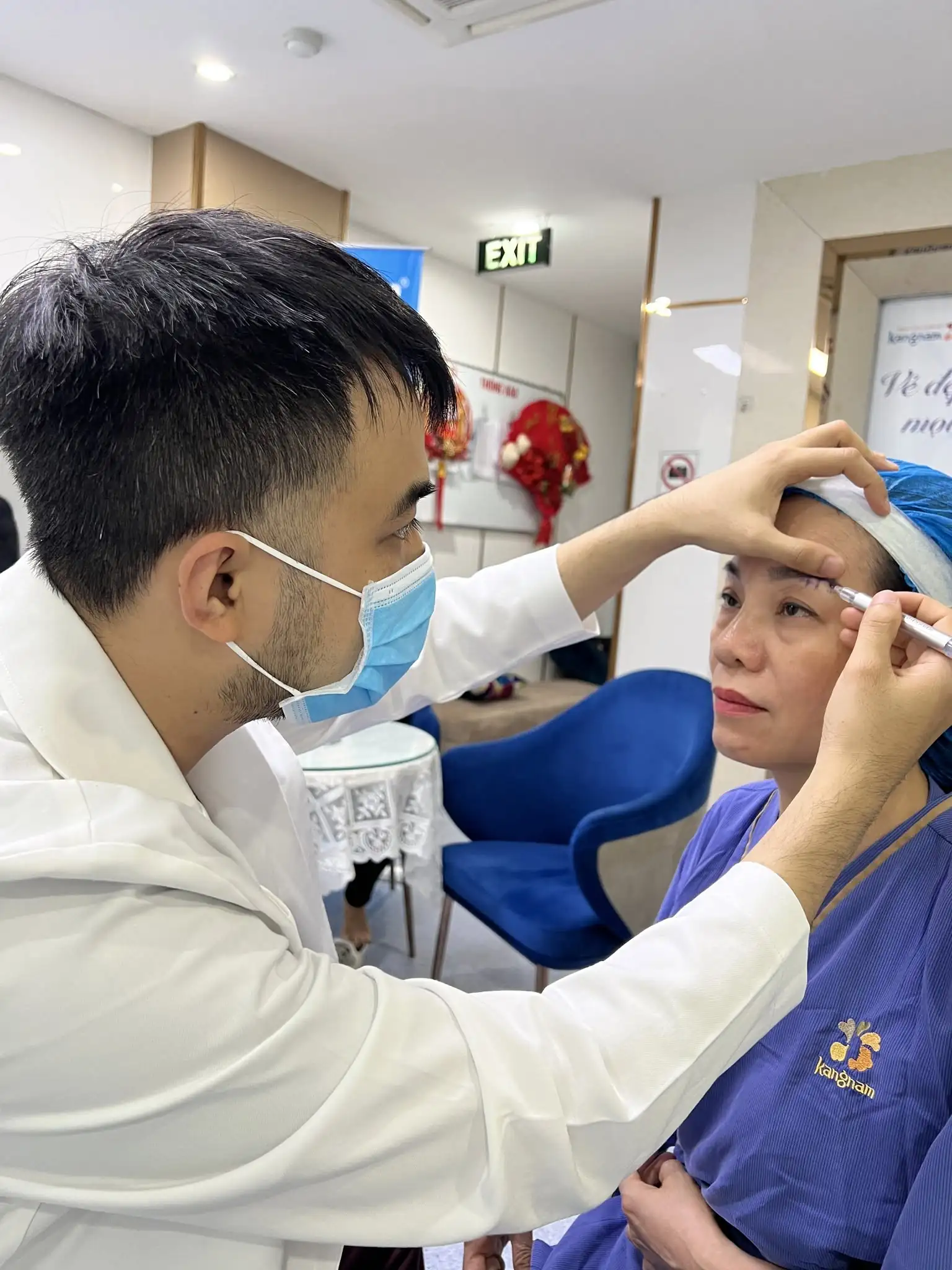 Bác sĩ phác thảo, đánh giá vị trí chân mày
