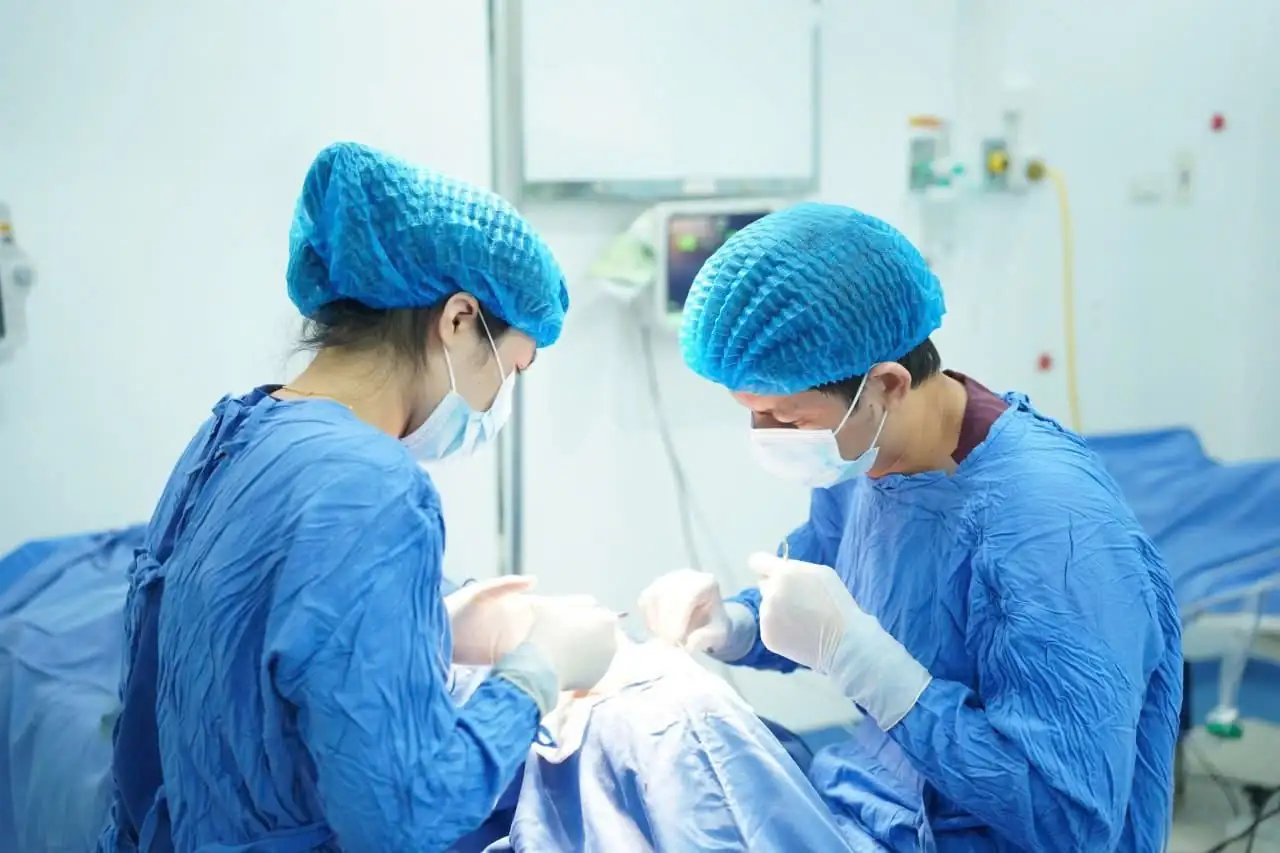 Bác sĩ tạo đường mổ khéo léo sát chân mày, khâu chỉ vi phẫu không để lại sẹo