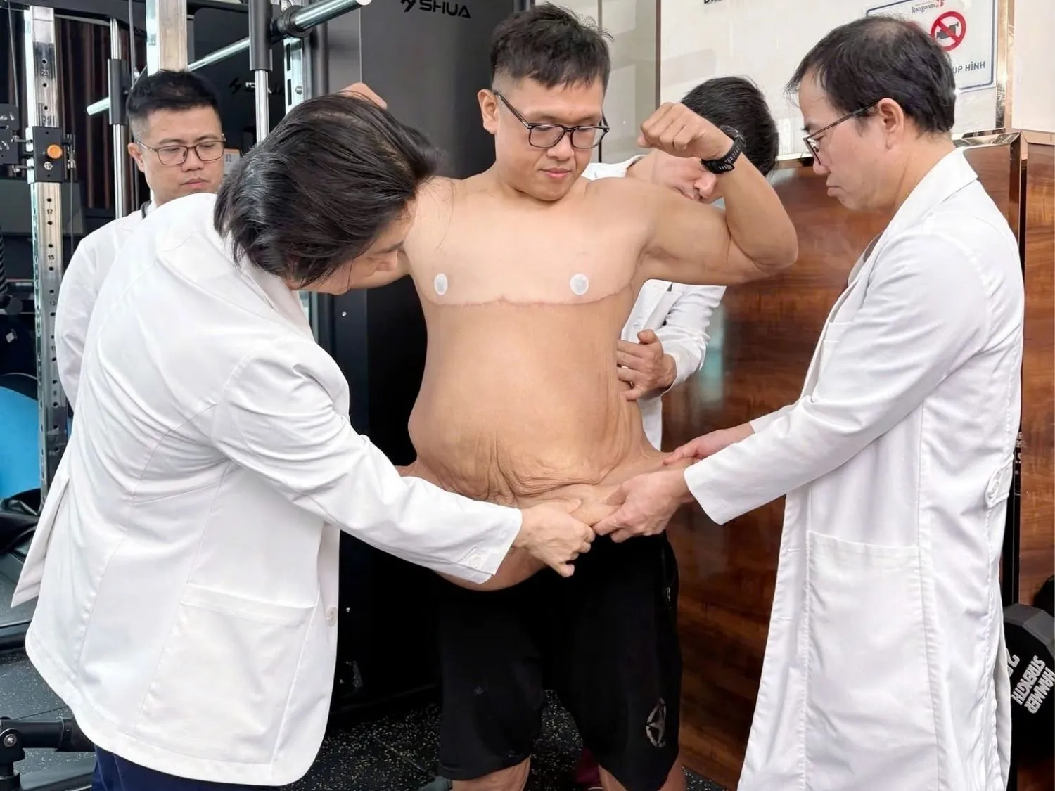 Dr. Richard Huy và ekip tại Kangnam thăm khám cho Trọng Nhân