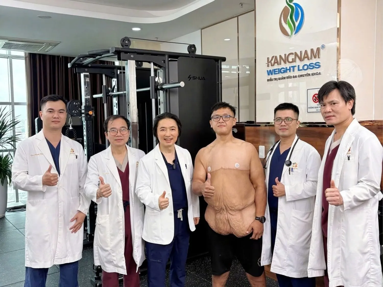 Ekip bác sĩ Kangnam chuẩn bị cho lần cắt da thừa thứ 3 của Trọng Nhân